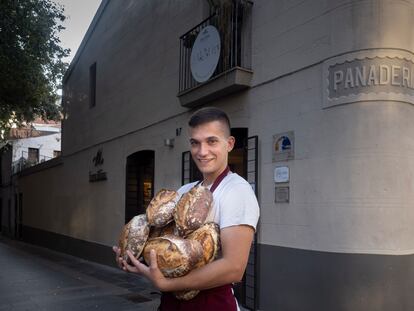 Enric Badia Elias, delante de la panadería de su familia en Barcelona.