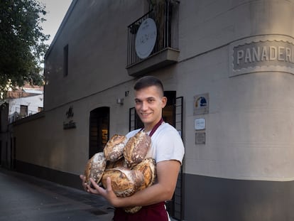 Enric Badia Elias, delante de la panadería de su familia en Barcelona.