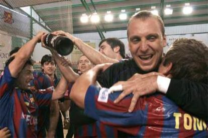 Barrufet y sus compañeros celebran el título liguero en la pista del Almería.