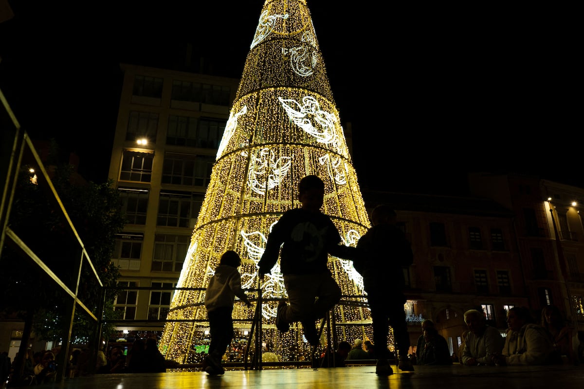 De Vigo al monasterio de Santa María de Guadalupe: por algunos de los mejores (y más curiosos) alumbrados navideños de España