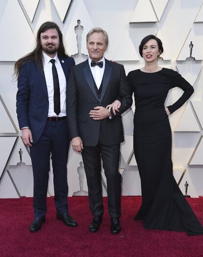 Henry Mortensen (à esq.), Viggo Mortensen e Ariadna Gil no tapete vermelho. 