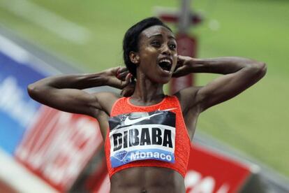 Genzebe Dibaba tras batir el r&eacute;cord de 1.500.