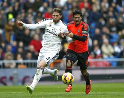 Sergio Ramos, defensa del Real Madrid, disputa el esférico contra Carlos Vela en el estadio Santiago Bernabéu en 2015. 