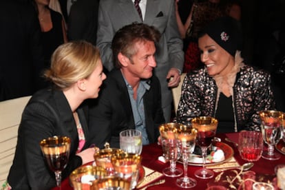 Los actores Scarlett Johansson y Sean Penn, en una cena en Los Ángeles junto a la jequesa de Catar.