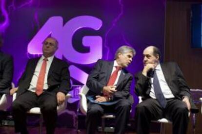 El ministro brasileño de Comunicaciones, Paulo Bernardo Silva (i), el presidente de la empresa Telefónica Vivo, Antonio Carlos Valente (c), y el presidente de la Agencia Nacional de Telecomunicaciones (Anatel), João Rezende (d), participan en el lanzamiento de operaciones de la tecnología 4G de la empresa Telefónica Vivo en Brasil.