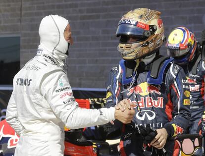 Michael Schumacher saluda a Sebastian Vettel.