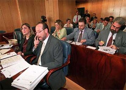 Miguel Reneses, portavoz de IU, en primer plano. Detrás, Modesto Nolla, portavoz socialista, ayer.