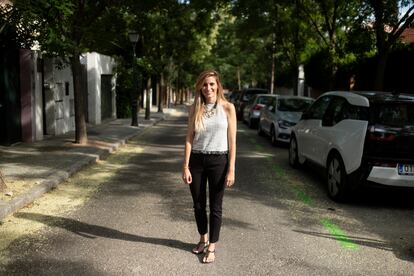 Sonia Cea (35 años), concejala de Chamartín, el distrito con más colonias de Madrid, en una calle de la colonia Fomento de la Propiedad. 
