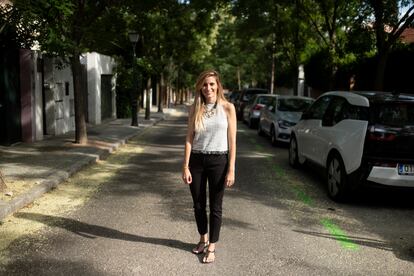 Sonia Cea (35 años), concejala de Chamartín, el distrito con más colonias de Madrid, en una calle de la colonia Fomento de la Propiedad.