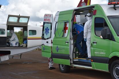 Profissionais da saúde se preparam para remoção de paciente oriundo de Monte Carmelo, em Coromandel.