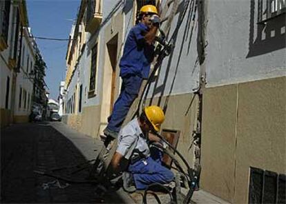 Varios operarios cambiaban ayer cables de distribución eléctrica en la calle Simancas, en Córdoba.