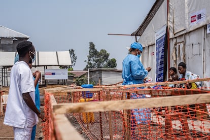 Personal sanitario junto al centro de tratamiento de la mpox en el campo de Kanhyaruchinya, a principios de septiembre.