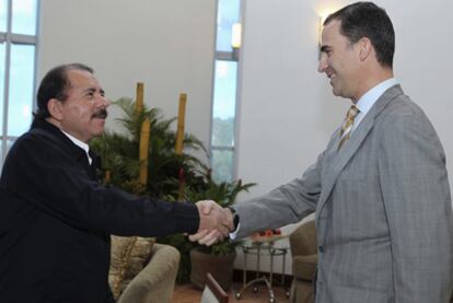 El príncipe Felipe saluda al presidente de Nicaragua, Daniel Ortega, ayer en Managua.