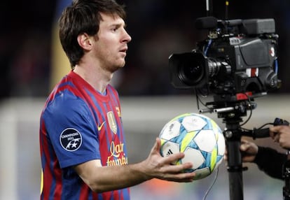 Leo Messi, con el bal&oacute;n al final del partido ante el Bayer Leverkusen 