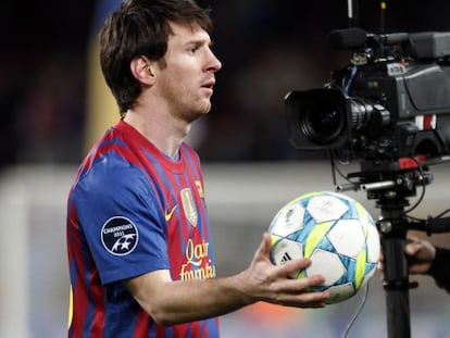 Leo Messi, con el bal&oacute;n al final del partido ante el Bayer Leverkusen 