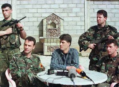 Thaçi (centro) junto a dos de sus comandantes del UÇK en 1999.
