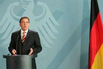 El canciller alemán, Gerhard Schröder, anuncia en Berlín su intención de adelantar las elecciones generales al próximo otoño.