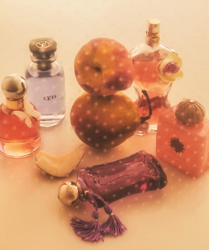 Exploran el potencial frutal. Desde arriba dcha., eLVes de LOUIS VUITTON, La Belle Flower Edition de JEAN PAUL GAULTIER, Ella Ella de CACHAREL, Guidance de AMOUAGE y Palatine de PARFUMS DE MARLY.