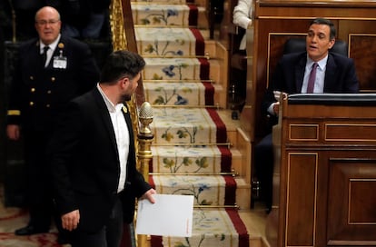 Gabriel Rufián, bajo la mirada del candidato a la Presidencia del Gobierno, Pedro Sánchez, en la primera jornada de la sesión de investidura de Sánchez como presidente del Gobierno, en enero de 2020.