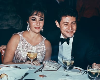 Elizabeth Taylor y Eddie Fisher, su entonces marido, en un evento en 1959. 