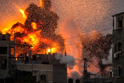 Explosiones este lunes en el campo de refugiados de Bureij, en Gaza, tras un ataque de Israel.