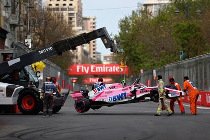 El coche del piloto francés Esteban Ocon de Force India es retirado del circuito de Baku.
