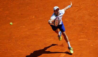 Bautista no alcanza una pelota de Karlovic.