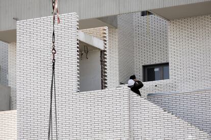 Un hombre trabaja en una obra, a 10 de febrero de 2022, en Madrid (España).