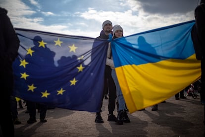 Manifestantes sostienen una bandera europea junto a otra de Ucrania, en Praga (República Checa), este domingo.