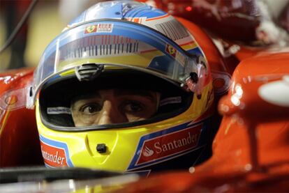 Fernando Alonso, en la parrilla de salida del circuito de Singapur.