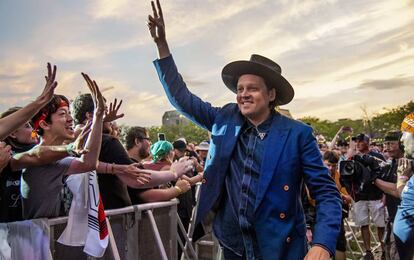 Win Butler, de Arcade Fire, saluda a sus seguidores en el Forecastle Music Festival, en San Diego, este 15 de julio.