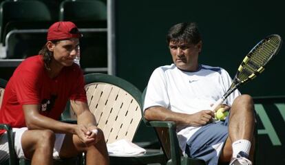 Rafael Nadal y Toni Nadal en una eliminatoria de Copa Davis en 2006. 