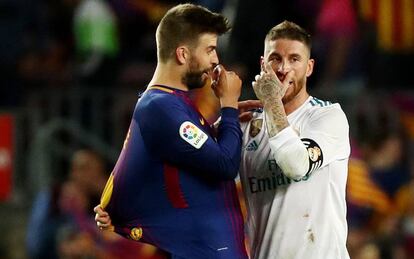 Piqué y Ramos, durante el clásico.