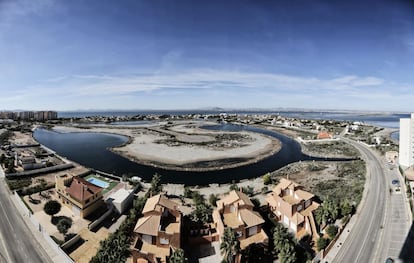 La Manga, en Murcia, es “un cordón dunar altamente urbanizado y degradado” que separa el Mar Menor del Mediterránea, según lo define un estudio del Ministerio de Medio Ambiente. En la Imagen, la urbanización de Veneziona, en le zona norte, que se ha construido en los últimos 10 años.