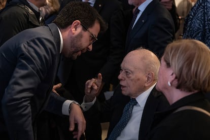 Jordi Pujol conversa con Pere Aragonès, en un acto de Pimec en Barcelona, el pasado mes de enero.