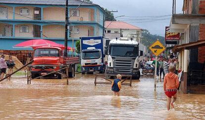 Moradores em &aacute;rea inundada em Santa Maria de Jetib&aacute;, no Esp&iacute;rito Santo.