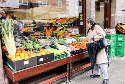 Una mujer compra en una frutería de Bizkaia, el jueves 11 de enero.