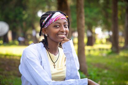 La etíope Emebet Bahiru posa tras recibir la formación de higiene menstrual de su escuela.
El acceso desigual al agua y al jabón es un problema adicional para millones de escolares adolescentes. A diferencia de las niñas rurales, las de zonas urbanas, que van a colegios privados exclusivos para mujeres, tienen más probabilidades de acceder a un lugar privado con agua y jabón.