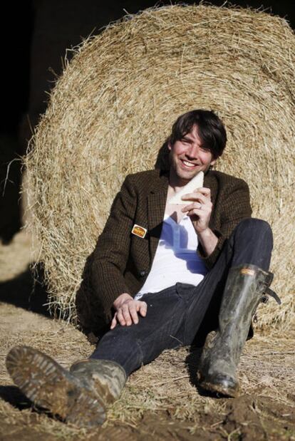 Alex James, en su granja. A la izquierda, sus nuevos quesos.