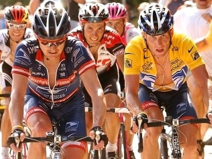 Landis y Armstrong, durante una etapa del Tour 2004.