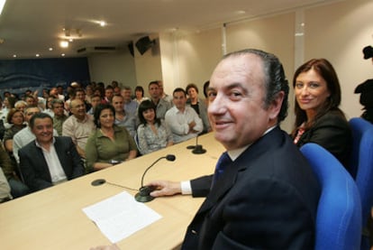 El presidente del PP de Alicante, José Joaquín Ripoll, en una reunión con alcaldes del partido en la provincia.