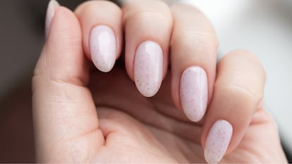 Uñas semipermanentes en tonalidad rosa.