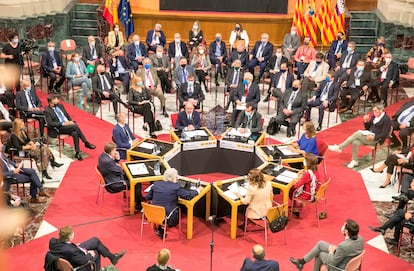 El presidente de Aragón, Javier Lambán (c), la presidenta de Illes Balears, Francina Armengol (d), el presidente de la Comunidad Valenciana, Ximo Puig (i) y la consejera de Presidencia de la Generalitat de Cataluña, Laura Vilagrà, durante la Cumbre Empresarial que se celebra en Zaragoza.