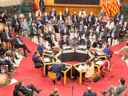 El presidente de Aragón, Javier Lambán (c), la presidenta de Illes Balears, Francina Armengol (d), el presidente de la Comunidad Valenciana, Ximo Puig (i) y la consejera de Presidencia de la Generalitat de Cataluña, Laura Vilagrà, durante la Cumbre Empresarial que se celebra en Zaragoza.