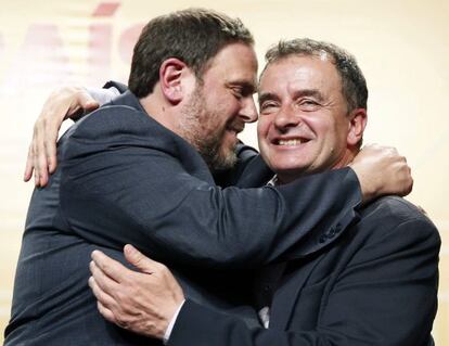 Abraçada postelectoral entre Junqueras i Bosch.