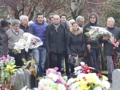 Arriola (en el centro), junto a otros asistentes al homenaje a Froilán Elespe.