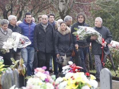 Arriola (en el centro), junto a otros asistentes al homenaje a Froilán Elespe.