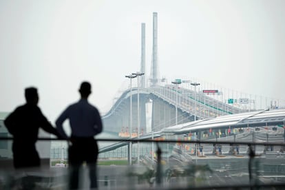 Dos personas observan el puente, el 23 de octubre de 2018. 