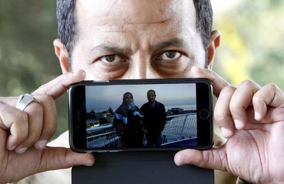 El bagdadí Abdulá enseña una fotografía en la que aparece junto a su esposa en la capital iraquí. Abdulá se hallaba este domingo en Sentilj, en la frontera entre Eslovenia y Austria.