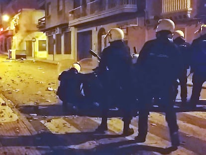 Disturbios en Linares el pasado sábado tras la agresión de dos agentes a un vecino de la localidad y su hija de 14 años.